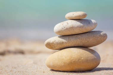 Piramit taş deniz kıyısında günbatımı yalan meditasyon için. Meditasyon soyut kavram