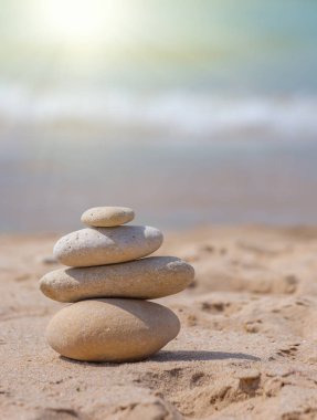 Piramit taş deniz kıyısında günbatımı yalan meditasyon için. Meditasyon soyut kavram