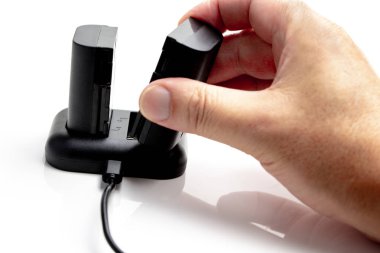 Adam kamera batarya ve þarj cihazý beyaz arka planda işleme