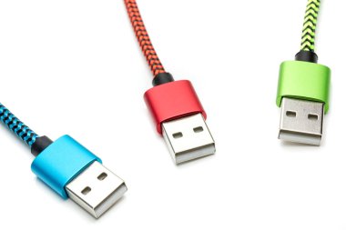 Beyaz arka plan üzerinde izole smartphone için üç renkli usb kablosu.