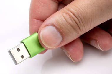 portre bir usb kablosu beyaz bir arka plan üzerinde tutan el üzerinde