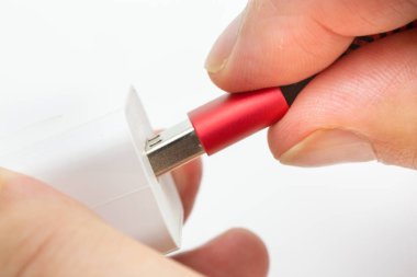 el Beyaz arka plan üzerinde izole bir duvar şarj cihazı bir Usb kablosu ekleme.