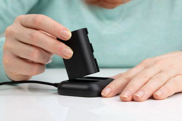 Woman Manipulating Camera Battery White Background — Stock Photo, Image