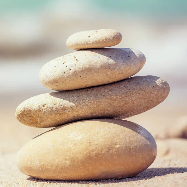 Pyramid Stenar För Meditation Liggande Havet Kusten Solnedgången Meditation Abstrakt — Stockfoto