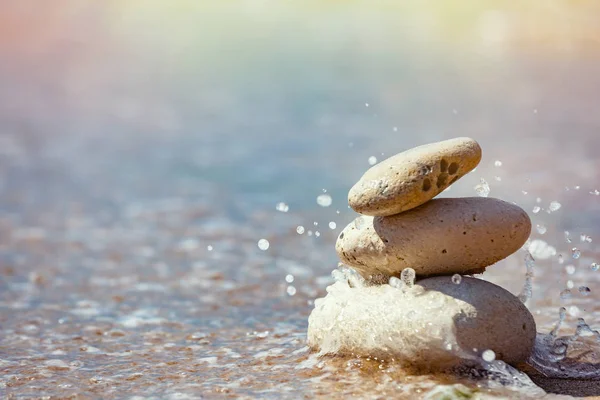 Pyramid Stenar För Meditation Liggande Havet Kusten Solnedgången Meditation Abstrakt — Stockfoto