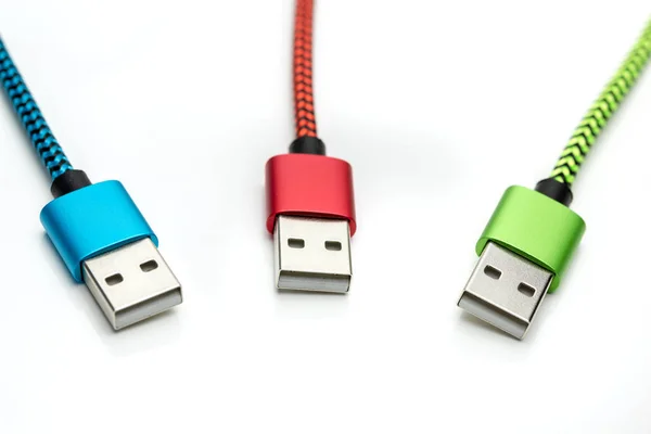 Drie Kleurrijke Usb Kabels Voor Smartphone Geïsoleerd Witte Achtergrond — Stockfoto