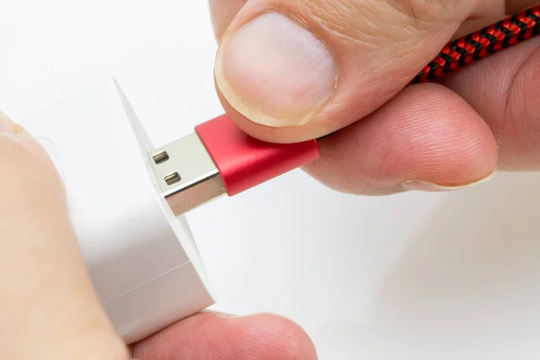 Hand Invoegen Van Een Usb Kabel Een Muurlader Geïsoleerd Witte — Stockfoto