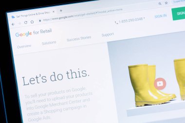Benon, Fransa - 14 Ocak 2019 : Mağaza ve ürün verilerini Google'a Alışveriş reklamları için yüklemenize yardımcı olan bir araç olan Google Merchant Center web sitesindeki ticari promosyonlar ana sayfası.