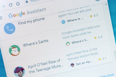 Benon, Fransa - 14 Ocak 2019: Screenshot ekran PC uygulaması Google, Inc, asistanından Google en iyi sesli komutları sıralama ile hakkında