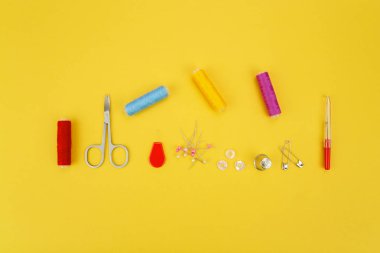 Sarı bir arka plan üzerinde yukarıdan dikiş çoklu aksesuarları görüntüleyin. giyim üretim kavramı, rötuş, onarım, moda tasarımı, tutku ya da moda ticaret