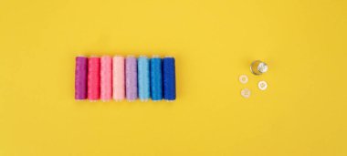 Renkli sarı İplik Dikiş aksesuarları ile görünümünün üzerinde parlak sarı zemin üzerinde biriktirir