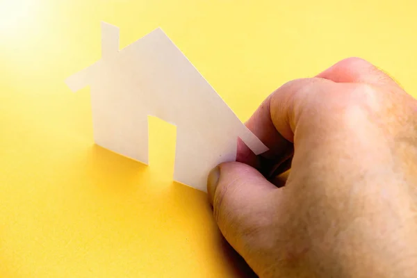 Mano Sosteniendo Una Casa Papel Sobre Fondo Amarillo Concepto Inmobiliario — Foto de Stock