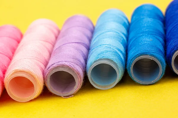 Primer Plano Grupo Carretes Colores Hilo Utilizado Para Coser Costura — Foto de Stock