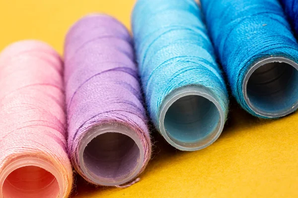 Primer Plano Grupo Carretes Colores Hilo Utilizado Para Coser Costura — Foto de Stock