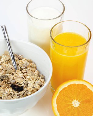 Bir kase müsli, süt ve taze portakal suyu ile lezzetli dengeli kahvaltı