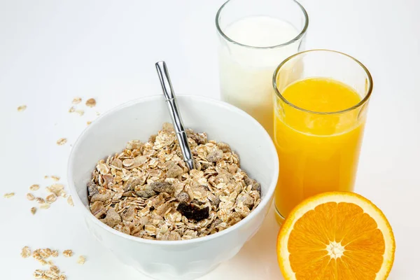 Bir kase müsli, süt ve taze portakal suyu ile lezzetli dengeli kahvaltı