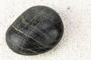 Deniz kum zemin çizgili Zen siyah taş