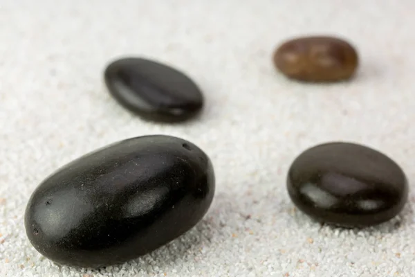 Zen Schwarze Steine Auf Einem Meeressandhintergrund — Stockfoto