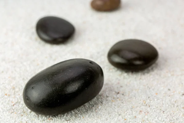 Pietre Nere Zen Uno Sfondo Sabbia Mare — Foto Stock