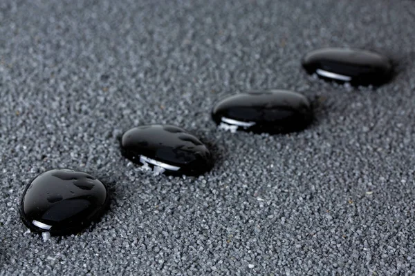 Zen Steine Mit Wassertropfen Auf Schwarzem Hintergrund — Stockfoto