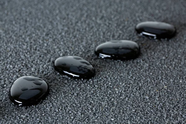 Zen Steine Mit Wassertropfen Auf Schwarzem Hintergrund — Stockfoto