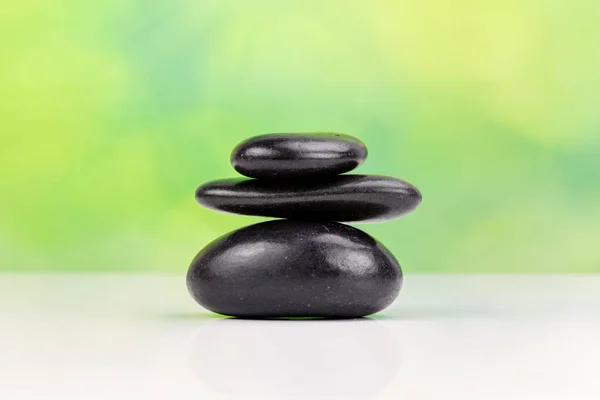 Zrównoważone Kamienie Zen Kropel Wody Tle Zielonej Bokeh — Zdjęcie stockowe