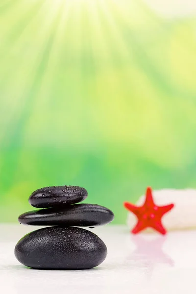 Evenwichtige Zen Stenen Met Druppels Water Rood Zeester Een Groene — Stockfoto