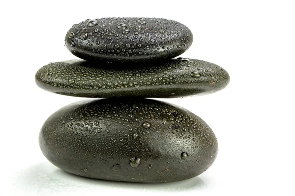 Evenwichtige Zen Stenen Met Druppels Water Een Witte Achtergrond — Stockfoto