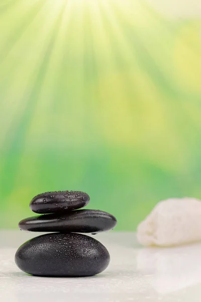 Balanced Zen Stones Drops Water Sea Sponge Green Bokeh Background — Stock Photo, Image