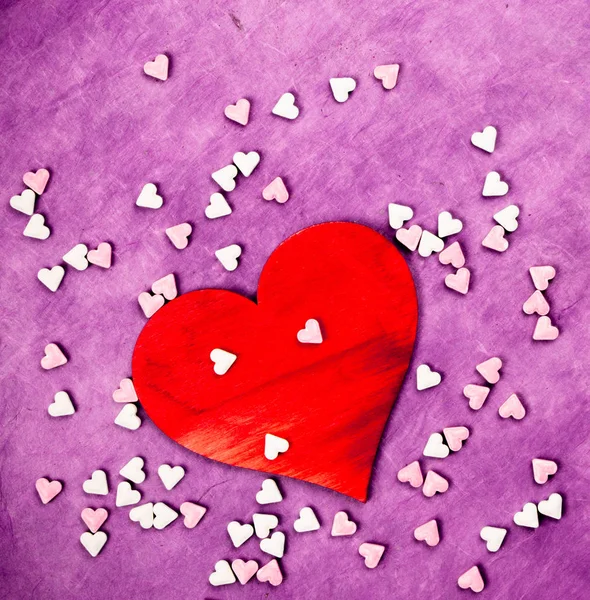 バレンタインデーや愛の祭典概念の紫色の背景に赤いハート — ストック写真