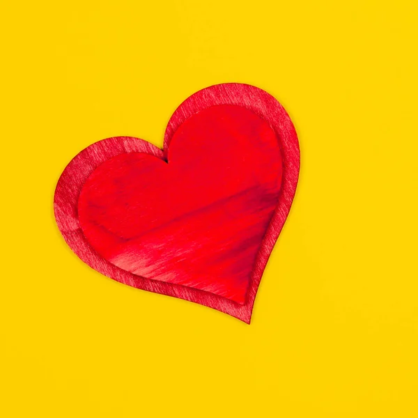 红色木心在五颜六色的背景为情人节或爱庆祝概念 — 图库照片