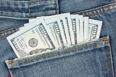 Bize dolar cebinde görülebilir. bir kot denim cebinden yapışmasını 100 dolarlık banknotlar. Yüz dolarlık banknotlar. Cebinizde para. İş kavramı Satım. Servet pantolon içinde. İyi şanslar gülümseme.