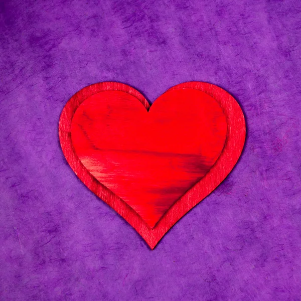 红色木心在五颜六色的背景为情人节或爱庆祝概念 — 图库照片