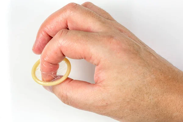 배경에 콘돔을 남자의 손가락 — 스톡 사진