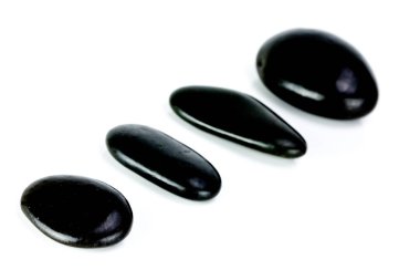 Beyaz bir arka plan üzerinde siyah taşlar hizalanmış Zen