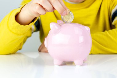 Yedi yıl yaşlı erkek çocuk para bir kumbara, Aile kavramı kaydetmek koyar