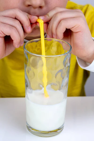 Söt Pojke Dricker Mjölk Med Hjälp Dricksvatten Halm — Stockfoto