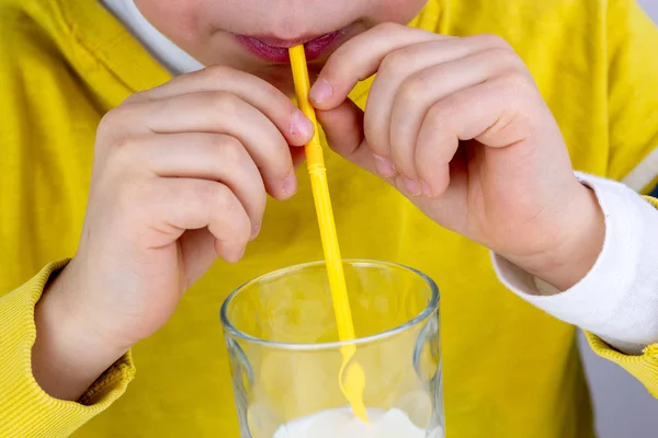 Söt Pojke Dricker Mjölk Med Hjälp Dricksvatten Halm — Stockfoto