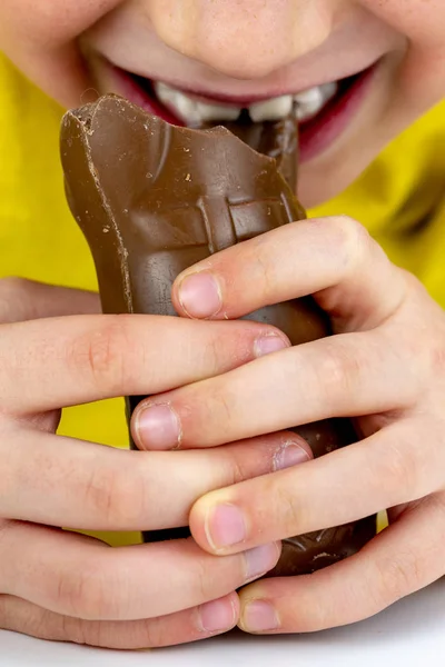 Heureux Jeune Enfant Mord Oreille Lapin Pâques Chocolat — Photo