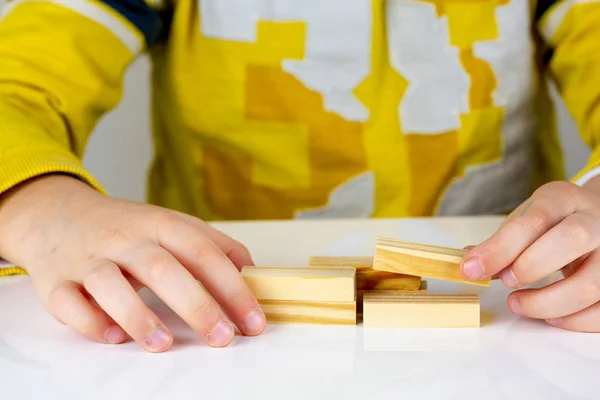 Las Manos Del Niño Jugando Con Bloques Madera Torre Inestable — Foto de Stock