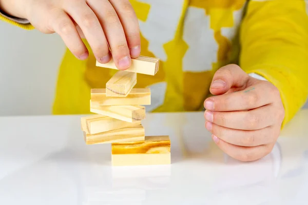 Las Manos Del Niño Jugando Con Bloques Madera Torre Inestable — Foto de Stock