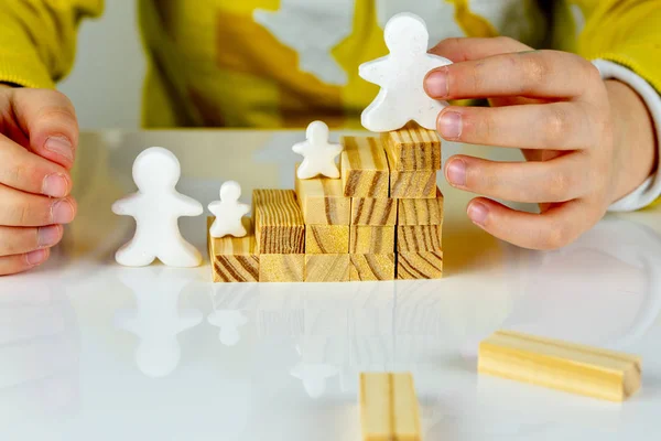 Niño Con Personajes Que Simbolizan Familia Posado Briquetas Madera Dispuestas — Foto de Stock