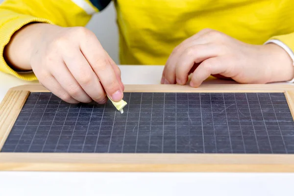 Casa Disegno Bambino Una Lavagna Concetto Immobiliare — Foto Stock