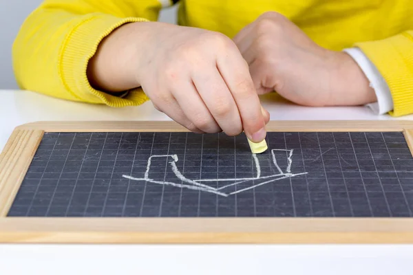 Çocuk Bir Kara Tahta Üzerinde Çizim Emlak Kavramı — Stok fotoğraf