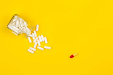 Hapları veya renkli bir arka plan üzerine dökülen uyuşturucu üstten görünüm