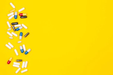 Hapları veya renkli bir arka plan üzerine dökülen uyuşturucu üstten görünüm