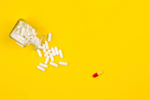Вид Сверху Таблеток Наркотиков Пролитых Цветном Фоне — стоковое фото