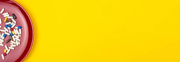 Panoramatický Pohled Shora Barevné Medicína Tablety Kapsle Červené Desky Žlutém — Stock fotografie
