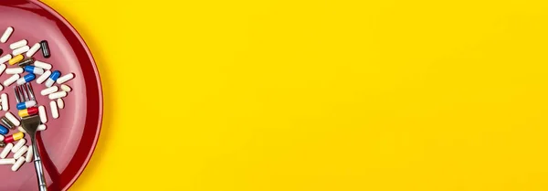 全景的彩色药丸和胶囊在红色的盘子在黄色的背景 复制广告的空间 — 图库照片
