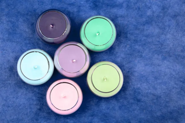 Bovenaanzicht Gekleurde Kaarsen Met Een Kleurrijke Achtergrond — Stockfoto